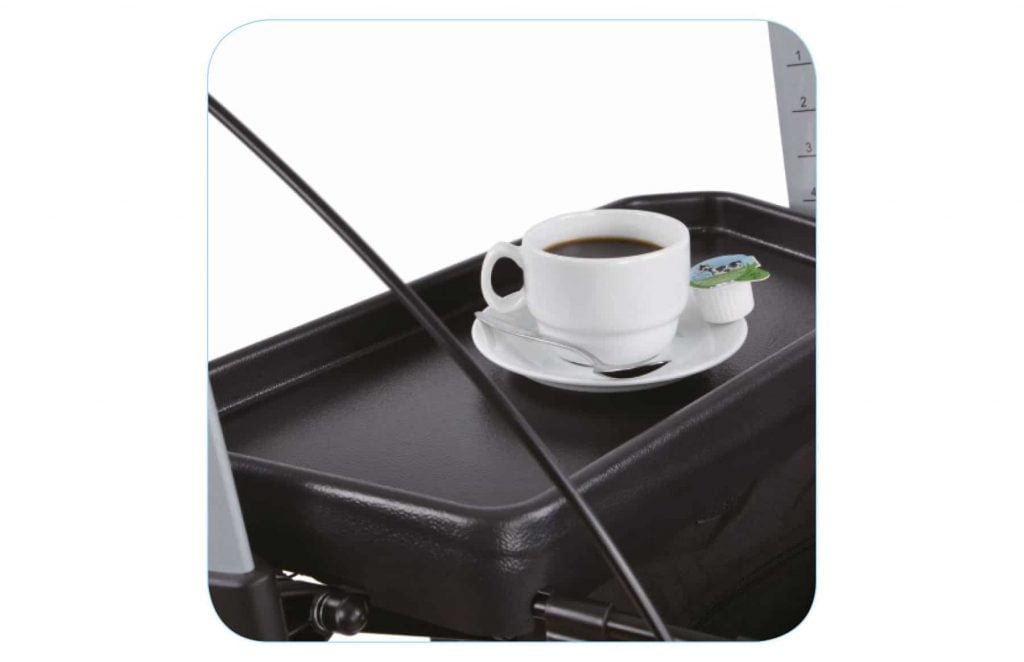 Dienblad voor Rehasense Athlon HD en Server HD rollator met opstaande rand en kopje koffie erop.