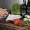 Keukenmes heeft een ergonomisch handvat voor optimale stabiliteit. Dit is de groentemes uitvoering voor allerlei groenten