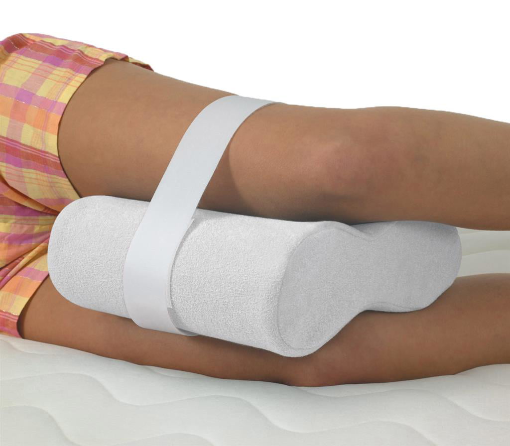 Wit Kniekussen Support Designer tussen de knieën van een liggende persoon, bevestigd met elastische banden voor rug- en heupontlasting.
