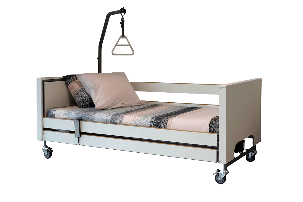 Hoog/laag bed Ecofit S de Luxe Tecfor Care in wit premium met zijhekken, bedpapegaai en gestreept dekbed op wieltjes.