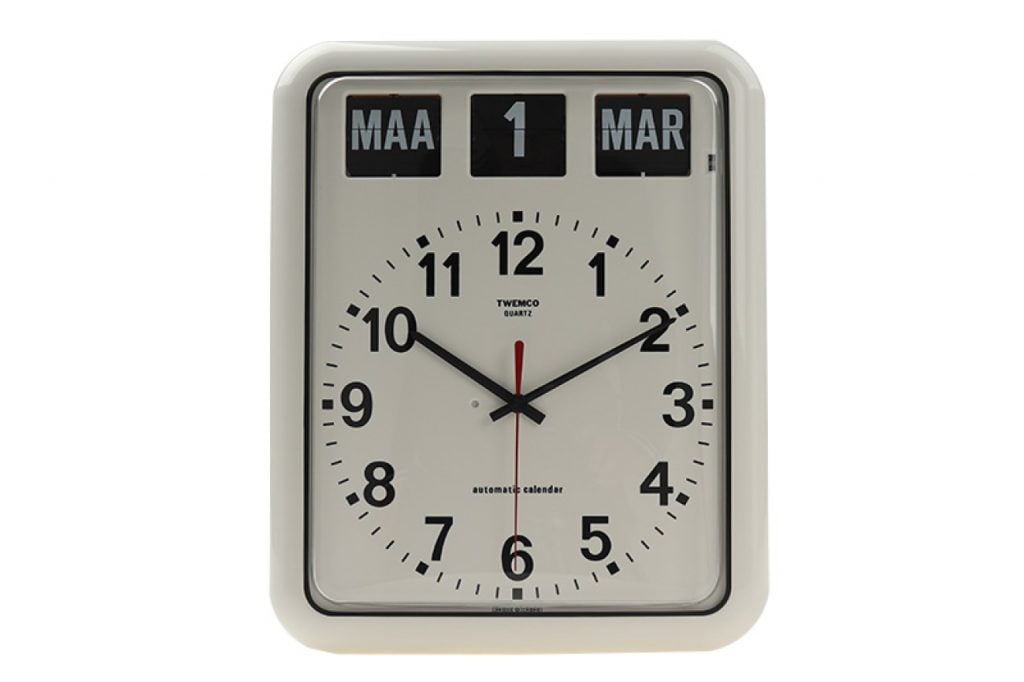 Kalenderklok groot analoog BQ-12A Twemco wit wandmodel met grote zwarte cijfers en datumvenster voor slechtzienden.