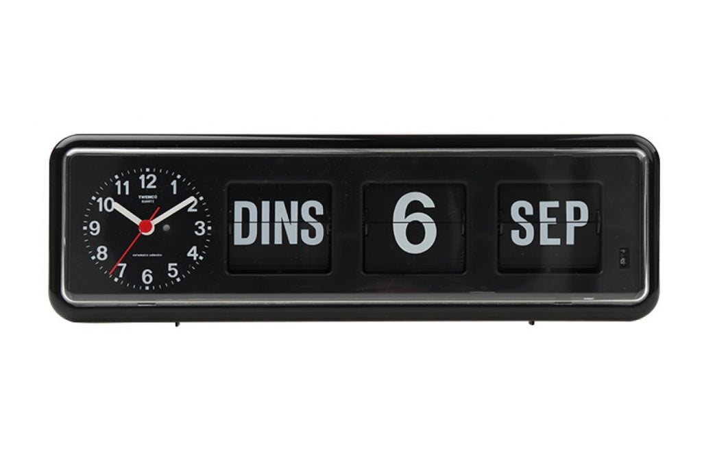 Kalenderklok analoog BQ-38 Twemco zwart met grote witte cijfers en datumweergave voor slechtzienden.