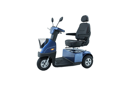 Scootmobiel Breeze C3 Plus driewieler metallic blauw met comfortabele draaibare zitting en mandje voorop.