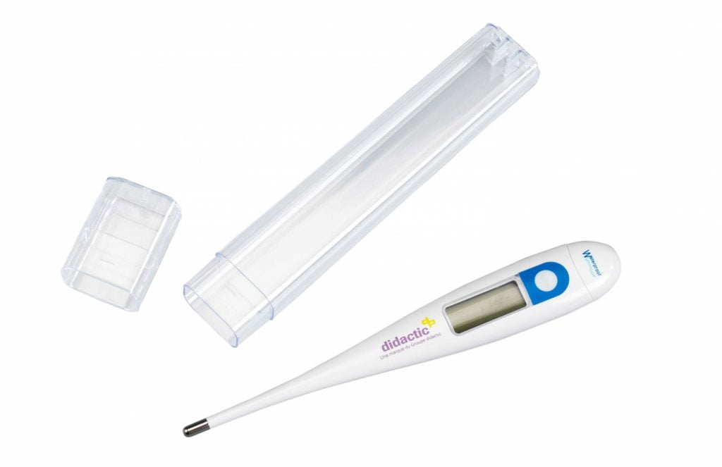 Digitale didactic koortsthermometer met blauw display en transparante kunststof bewaaretui.
