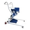 Sta-ophulp Bea deluxe transferhulp met spreidbaar onderstel, blauwe zitschalen, kniesteun en antislip voetenplank op wielen.