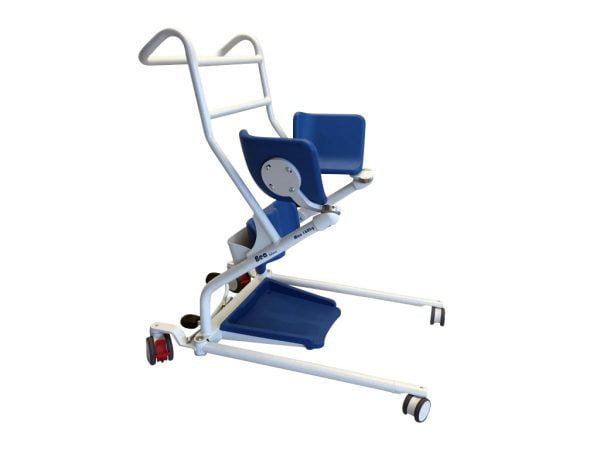 Sta-ophulp Bea deluxe transferhulp met spreidbaar onderstel, blauwe zitschalen, kniesteun en antislip voetenplank op wielen.