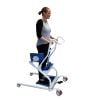 Sta-ophulp Bea deluxe transferhulp met spreidbaar onderstel, vrouw staat rechtop ondersteund door kniesteun en zitschalen.