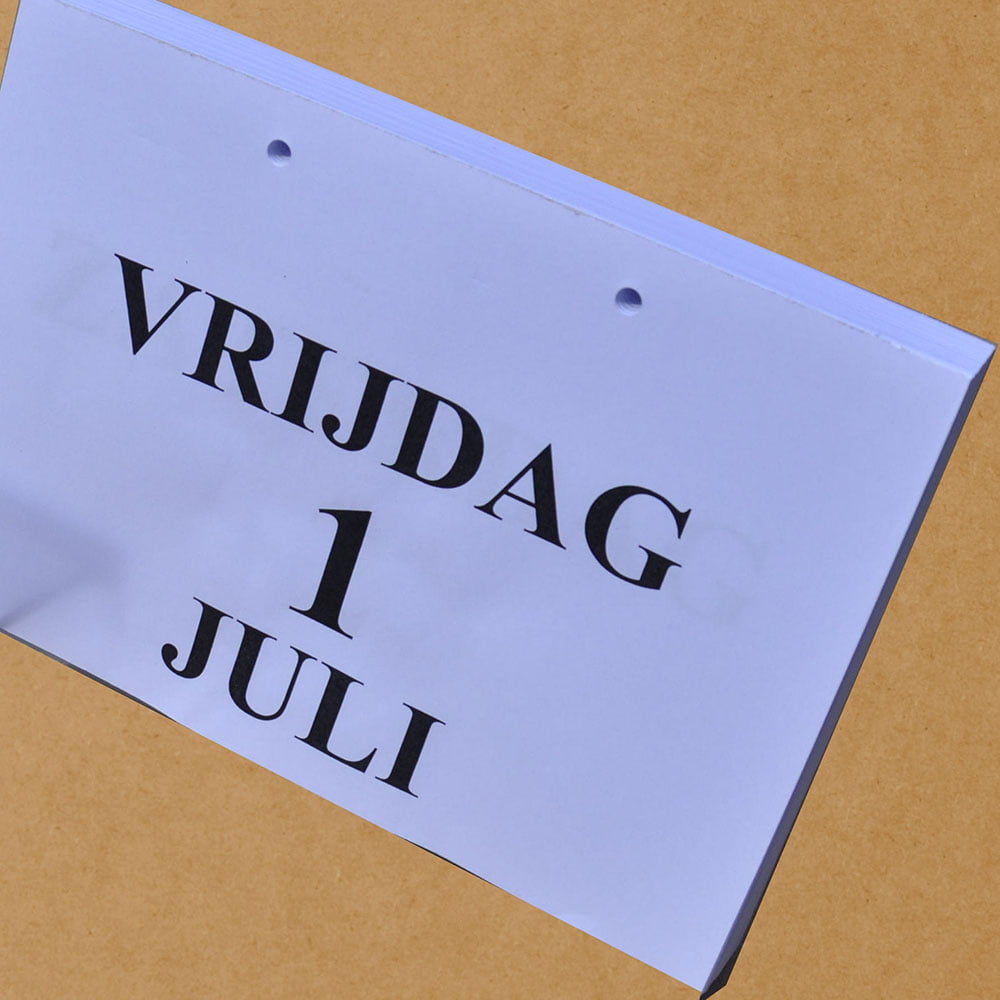 Kalender grote letters merk Tom met afscheurblad VRIJDAG 1 JULI op lichte ondergrond.