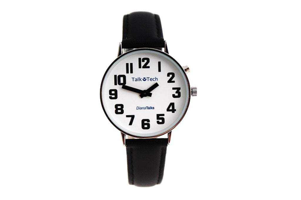 DianaTalks Nederlandssprekend horloge Prime Large met grote witte wijzerplaat, zwarte cijfers en zwarte leren band.