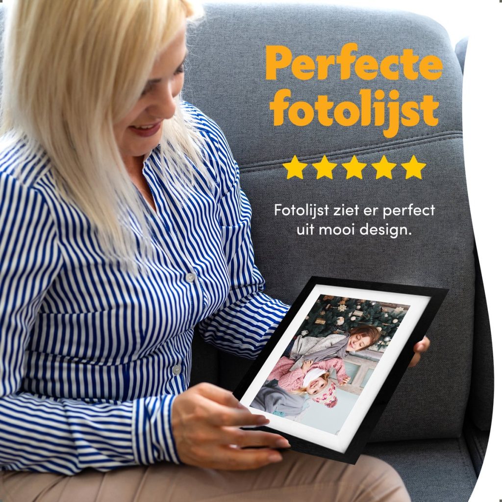 Digitale fotolijst 10,1 inch zwart met wit kader, merk Pora & Co, in gebruik op bank met familiefoto weergegeven.