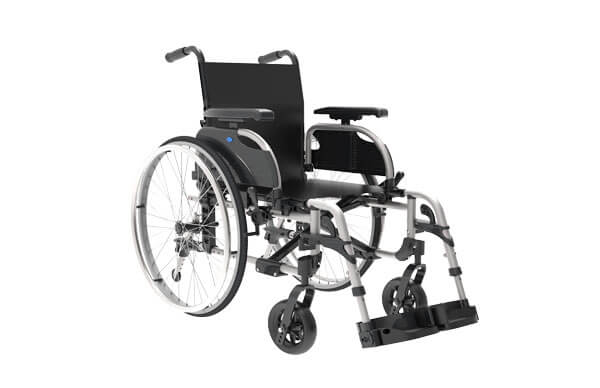 Rehasense Icon 40 lichtgewicht verstelbare rolstoel met massieve banden en opklapbare arm- en voetensteunen.