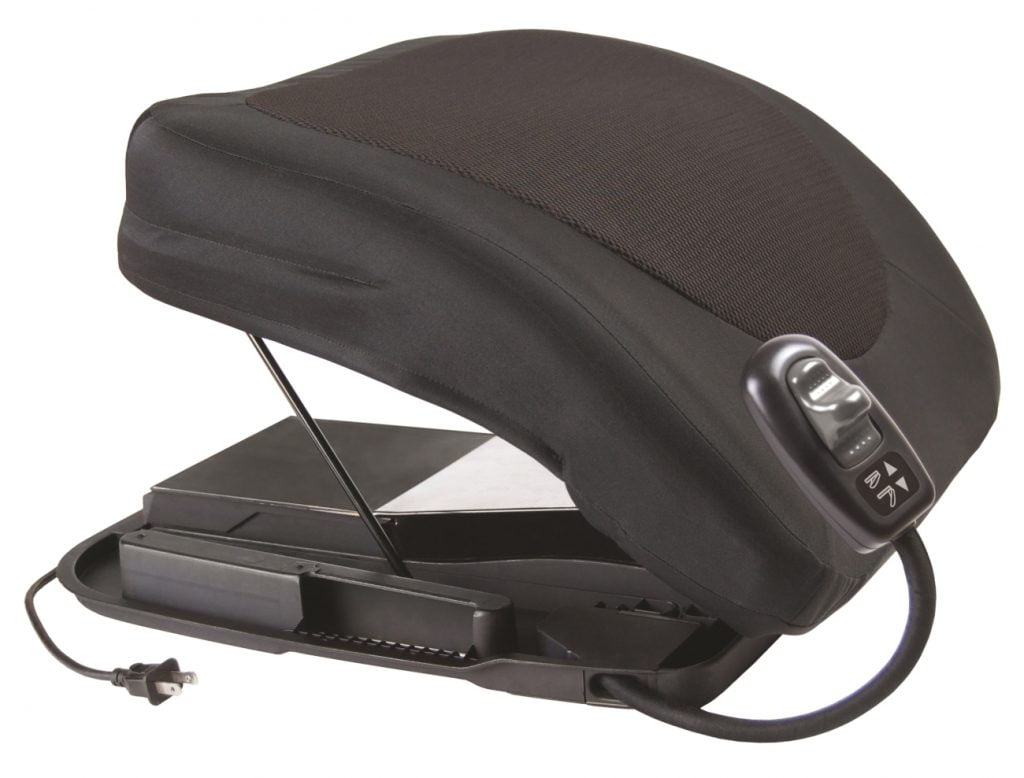 Zwart elektrisch sta-op kussen UpEasy Power Seat met handbediening voor makkelijker opstaan uit een stoel.