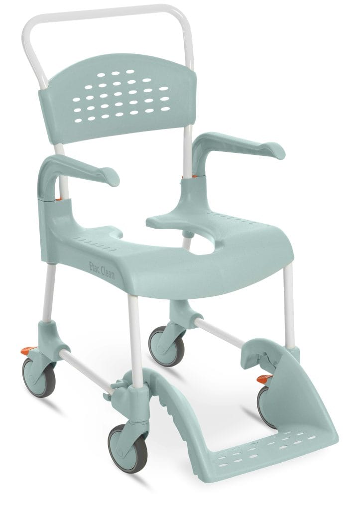 Douche‑toiletrolstoel Etac Clean in mintgroen met open zitting achter, armsteunen, rugleuning en in hoogte verstelbare voetensteun op wielen.