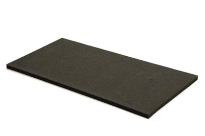 Zwarte anti-slip mat voor het aan- en uittrekken van steunkousen op een witte achtergrond.