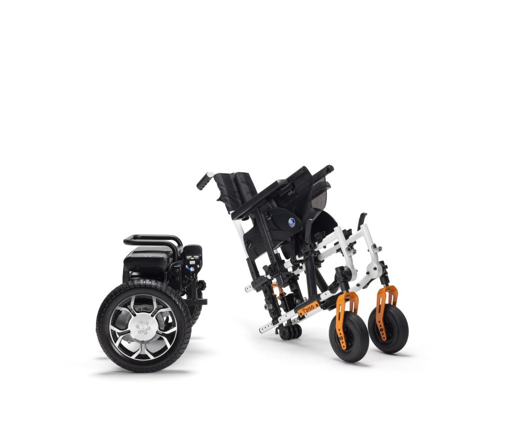 Elektrische rolstoel Verso lichtgewicht in twee delen met afneembaar motor- en accublok en opklapbaar frame met oranje voorwielen.