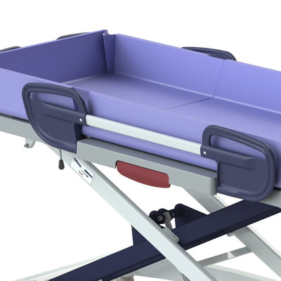 Matras douchebrancard Marina 206 cm in lichtpaars met opstaande randen op in hoogte verstelbaar onderstel.