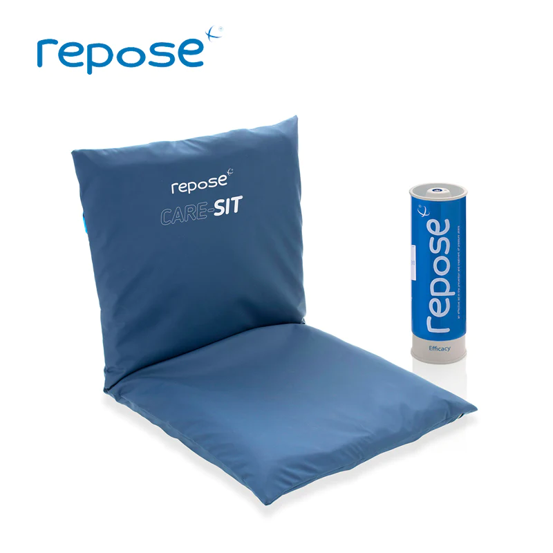Blauw Repose Care-Sit zitkussen met rug- en zittingondersteuning en bijbehorende opbergkoker voor rolstoel en statische stoel, ter preventie van decubitus.