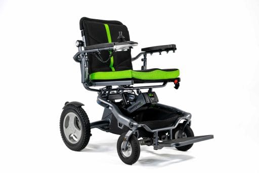 Smartchair MAX-S elektrische rolstoel, zijaanzicht 2 – opvouwbaar frame, wegzwenkbare joystick, 8" voorwielen en 12" achterwielen, ideaal voor dagelijks gebruik.
