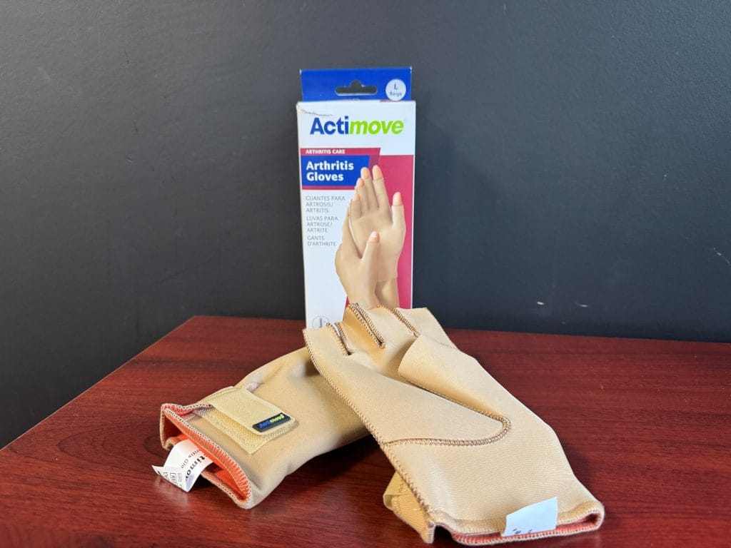 Actimove Arthritis Care handschoenen beige maat L, compressiehandschoenen voor artritis ter ondersteuning en pijnverlichting.