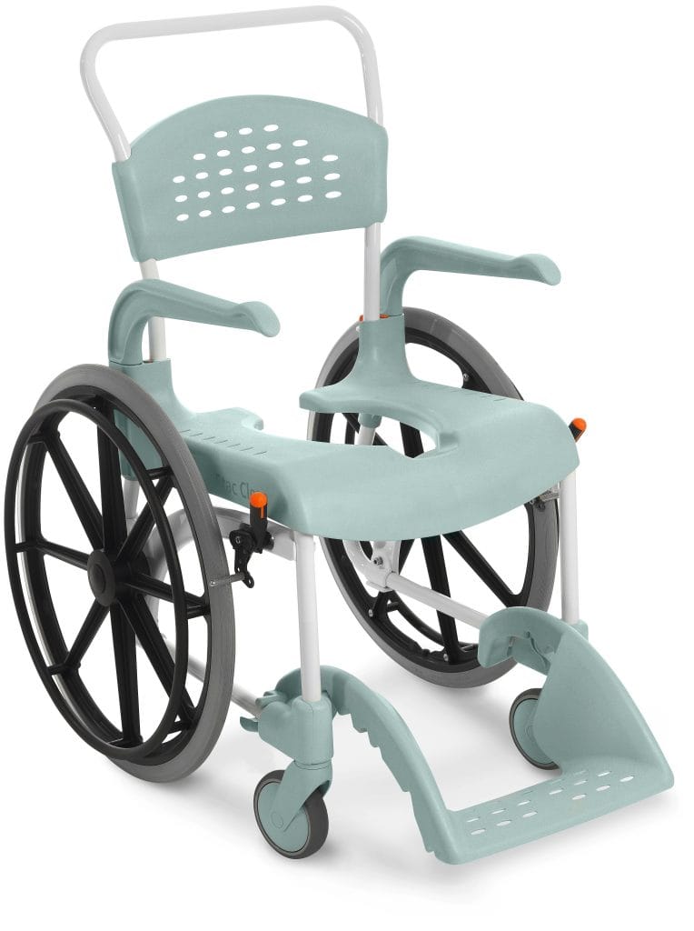 Douche-toiletrolstoel Etac Clean 24" in mintgroen met grote achterwielen, open zitting en inklapbare voetsteun voor zelfstandige transfers.