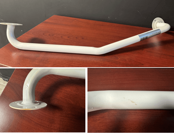 Main image: Tweedekans: Trapbeugel gedraaid in zijaanzicht op hout, witte metalen beugel met ronde flenzen en epoxycoating. Left close-up: Close-up linker uiteinde: ronde flens met 4 schroefgaten, vloeiende bocht van de gedraaide trapbeugel. Center close-up: Close-up middenstuk: rechte sectie met lichte krassen, witte epoxycoating nog glanzend en intact. Right close-up: Close-up rechte zijde: lengte en contour van de trapbeugel, egale witte afwerking, montageklaar.