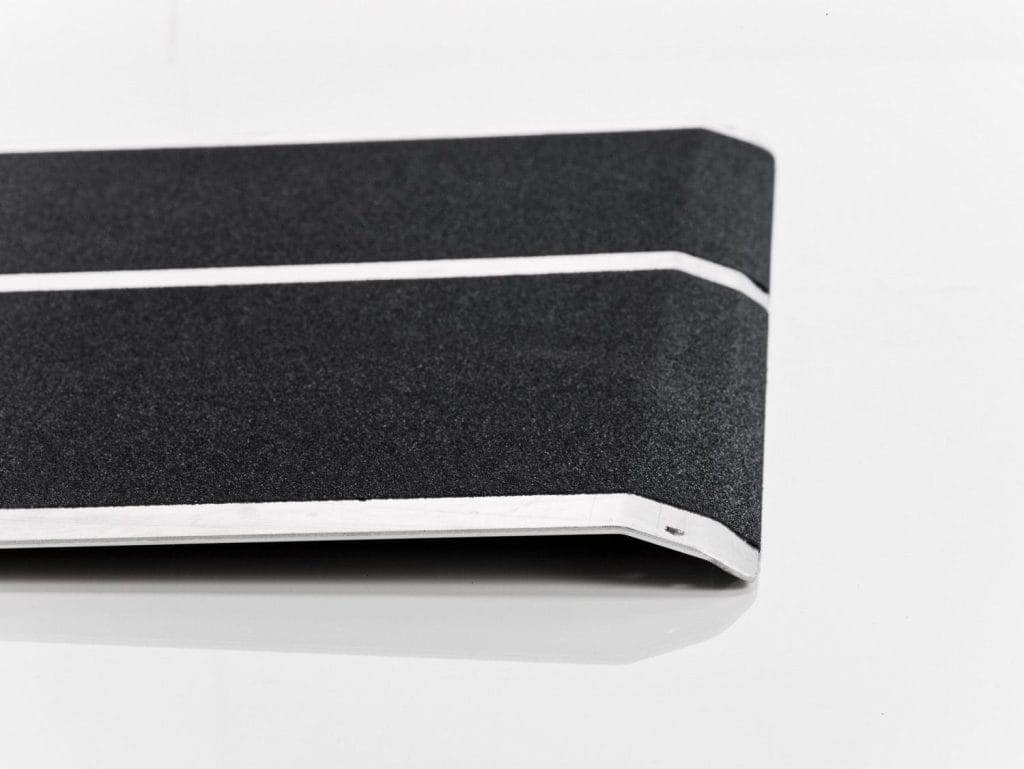 Mobiele aluminium rijplaat met zwarte anti-sliplaag voor drempels en kleine hoogteverschillen