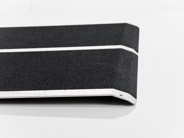 Mobiele aluminium rijplaat met zwarte anti-sliplaag voor drempels en kleine hoogteverschillen